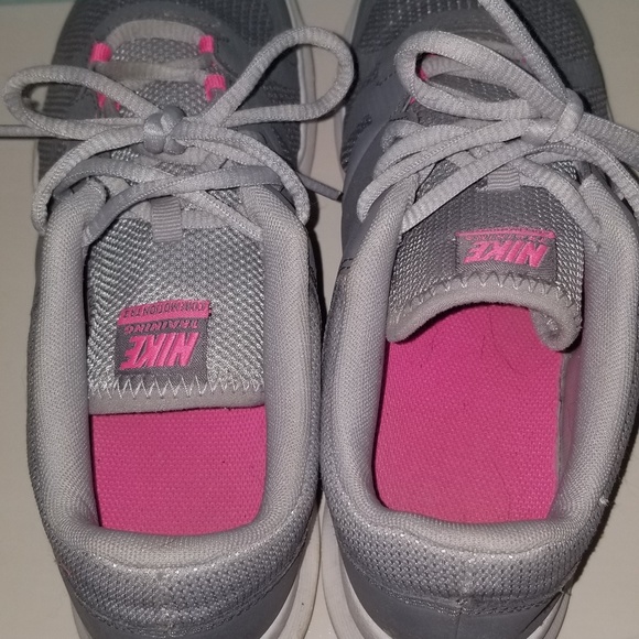 Nike tennis shoes - Picture 2 of 4